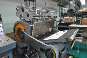 Matrices en magnésium en position sur la presse (Gravure Choquet)