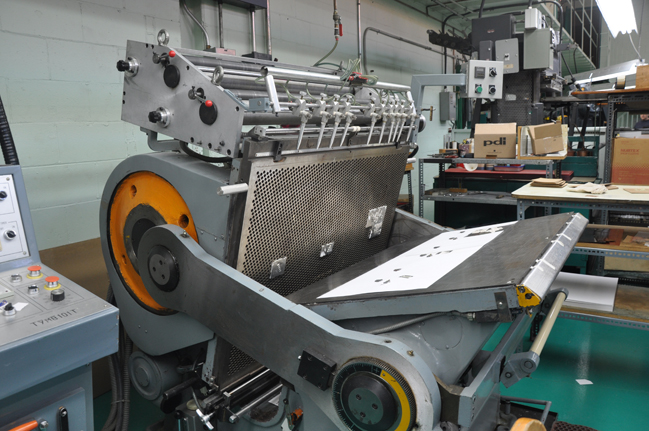 Matrices en magnésium en position sur la presse (Gravure Choquet)